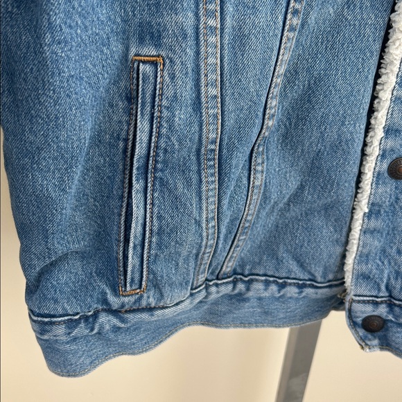 Levi's Denim Jacket with Sherpa Lining XL - Picture 6 of 8